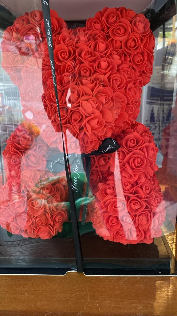 Oso de rosas rojas